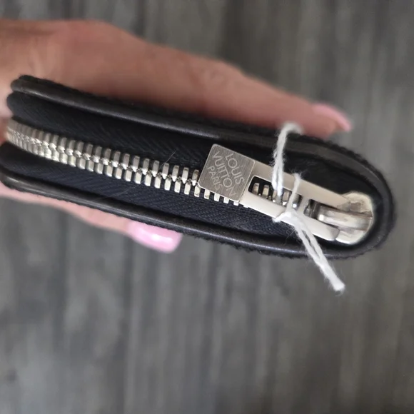 Louis Vuitton Black Wallet - Picture 5 of 8